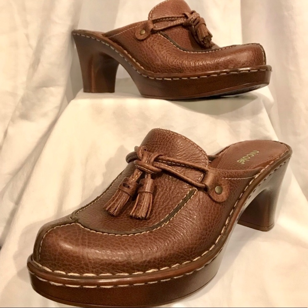 NWOT - Nicole Brown Mules w Tassels
